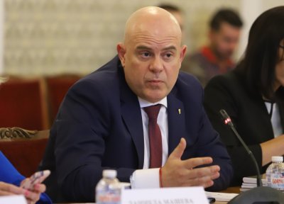 Правната комисия на парламента започна изслушване на главния прокурор Иван