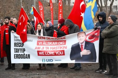 Крайнодесен политик в Швеция изгори Корана в отговор на отменената шведска визита в Турция
