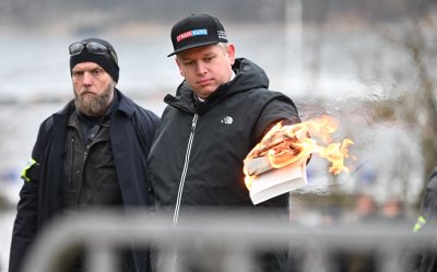 Шведски крайнодесен политик изгори Корана в Стокхолм пред турското посолство