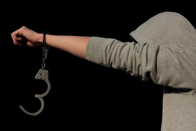 19 годишен варненец е задържан за грабеж на дамска чанта съобщиха