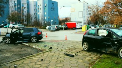 Две коли се удариха тази сутрин в Благоевград на метри