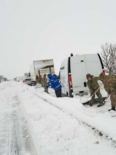 Снежни бури блокираха Румъния (ВИДЕО)