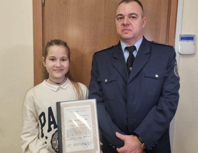 Началникът на КАТ Бургас гл инспектор Пламен Николов награди с благодарствен адрес 10 годишната шампионка по