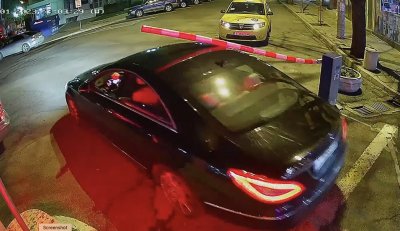 Резил: Шофьор на мерцедес мина под бариерата на паркинг, за да не плаща 1 лев (ВИДЕО)
