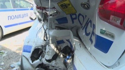 Камион е помлял полицейски автомобил на разклона за великотърновското село