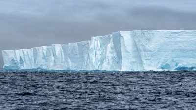 Огромен айсберг с площ 1550 кв км се откъсна от