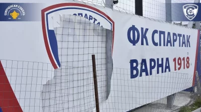Футболна война край морето: Хулигани нарязаха рекламните пана на стадиона на Спартак Варна (СНИМКИ)