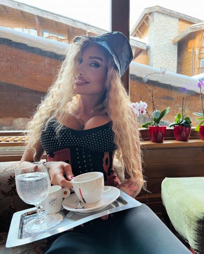 Прясната родилка Джулиана Гани отиде на почивка в Банско и