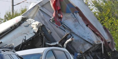 Млада шофьорка навлезе в насрещното и се заби в камион край Пловдив