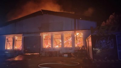 Пожар е избухнал в складова база за автомобили край Бургас