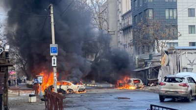 Най-малко трима души са загинали при руски удари по украинския