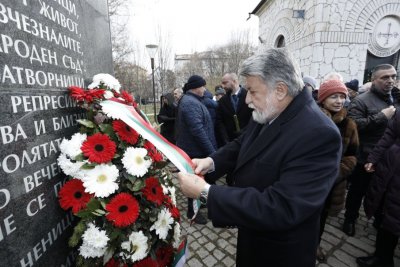Парламентарният шеф Вежди Рашидов и депутати почетоха жертвите на комунистическия