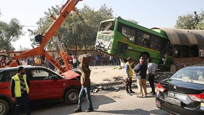 Най малко 17 души загинаха днес при катастрофа между пътнически автобус