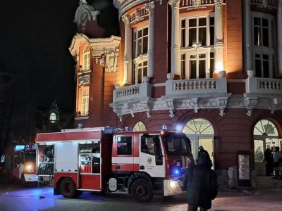 Късо съединение евакуира Варненския театър 