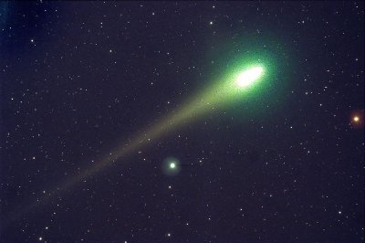 Комета със зелен цвят която е се е крила на