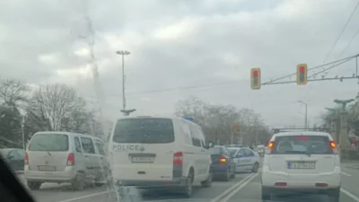 Зрелищна полицейски акция тече в центъра на София В района