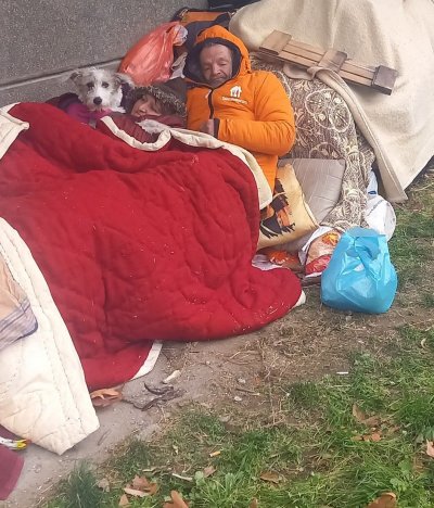 Семейство бедства в студа с кучето си, не ги пускат в приют