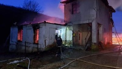 Пожар изпепели пощата и салона в троянското село Белиш.Салонът е