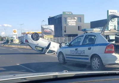 Шофьор е преобърнал автомобила си по таван на Карловско шосе