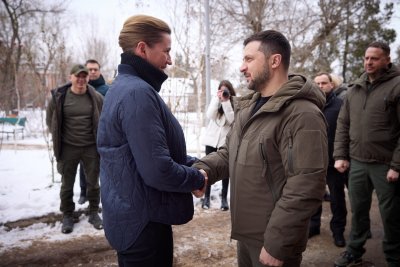 Зеленски и датският премиер посетиха ранени войници в Николаев