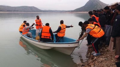 Най малко десет деца загинаха след като лодката им се преобърна