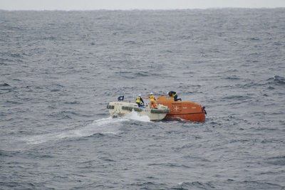 9 са в неизвестност от преобърната лодка край Южна Корея
