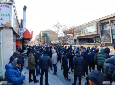 Сесията на Общинския съвет в Пловдив започна под обсада на