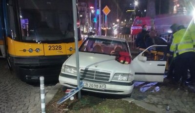 Кола и трамвай се сблъскаха на столичния булевард Цар Борис