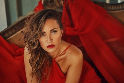 Новият солов албум на Соня Йончева с провокативното заглавие Куртизанката