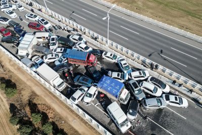 50 коли се сблъскаха на магистрала в Китай, 16 загинаха