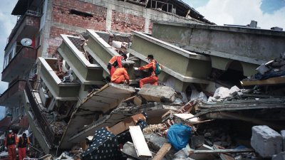 Броят на жертвите от земетресението в Турция нарасна на 912