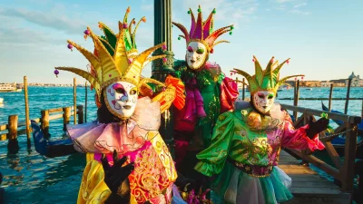 Клоунада цирков театър кукли акробатични и музикални представления във Венеция