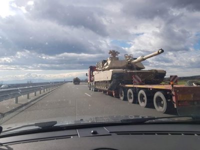 Специални камиони натоварени с танкове бяха забелязани на АМ Тракия