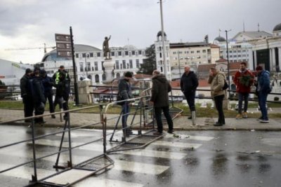 Северномакедонската полиция е направила истински лабиринт от заграждения така че