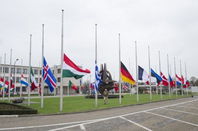 Знамената в щаба на НАТО са свалени наполовина заради Турция