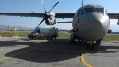 Военен самолет Спартан с повече от 10 лекари от Спешна
