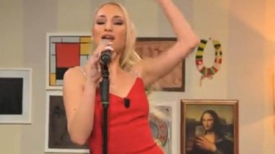 След скандалната песен за Лена, певицата Тина направи кавър за Слави и сценаристите