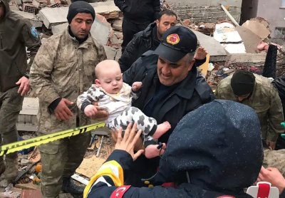 Бебе оцеля 31 часа под развалините в Турция