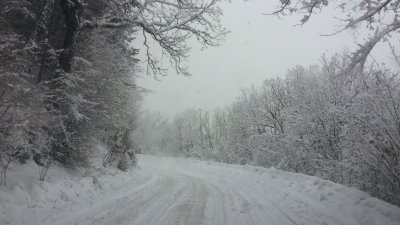 Сняг и виелици в цялата страна