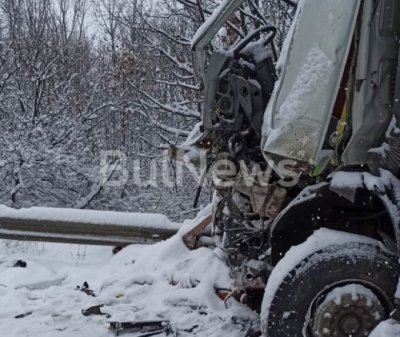 Рязаха вратата на катастрофиралия снегорин, за да извадят трупа на шофьора (СНИМКИ)
