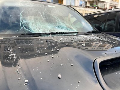 Паднала мазилка потроши автомобили в Казанлък
