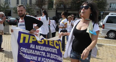 Медицинските сестри се заканиха да бинтоват Народното събрание