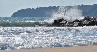 Силен вятър вдигна огромни вълни във варненския залив (СНИМКИ)