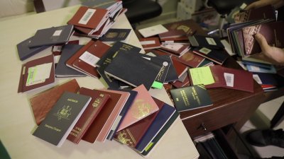 Закопчаха румънка с 400 фалшиви паспорта в Гърция