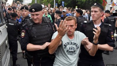 Полиция нахлу в домове на активисти от опозицията в Русия