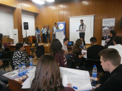 Само в Lupa.bg: Наемат ученици да раздават листовки за изборите 