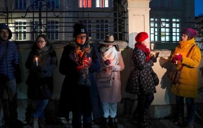 Десетки граждани излязоха пред МВР със запалени свещи в памет