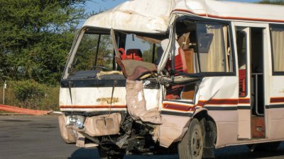 20 души загинаха при катастрофа на автобус и брониран камион в Южна Африка