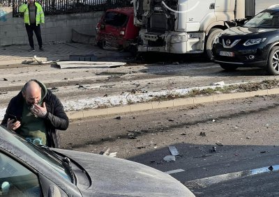 Ламаринен ад във Велико Търново, 7 коли се нанизаха