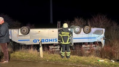 Автобус се преобърна на магистрала в Германия
